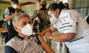 Inicia vacunación para maestros rezagados en Puebla