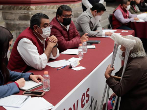 Atiende Sergio Salomón a poblanas y poblanos durante el Martes Ciudadano