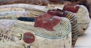 Un equipo de arqueólogos descubrió en Egipto 250 ataúdes con momias y 150 estatuas de bronce