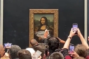 Un hombre enloquece y le da un pastelazo a la Mona Lisa