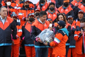 Eduardo Rivera entrega uniformes a trabajadores de limpia