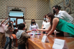 Entrega Voluntariado de la LXI Legislatura lentes a niñas y niños para mejorar rendimiento escolar