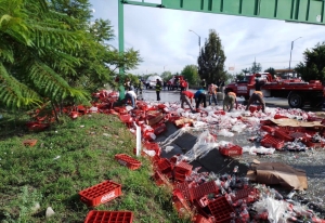 Camión de Coca-Cola pierde el control y vuelca sobre Periférico: El conductor se dio a la fuga