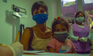 Una madre lleva a su hija a una cita médica en un centro de salud en Caracas, Venezuela.