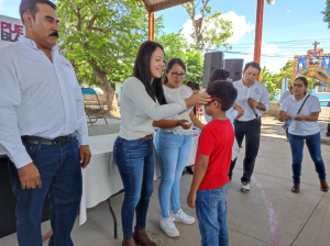 Entrega Voluntariado del Congreso del Estado 77 lentes en Izúcar de Matamoros