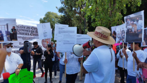 Comerciantes arremeten contra Paola Angon Silva.