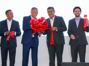 El gobernador Sergio Salomón inauguró la agencia automotriz BYD