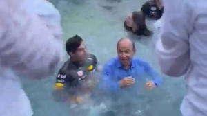 El histórico &quot;Checo Pérez&quot; gana el GP de Mónaco y festeja con Felipe Calderón con un chapuzón