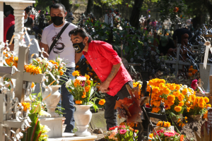 Alistan camposantos para Día de Muertos en San Pedro Cholula.