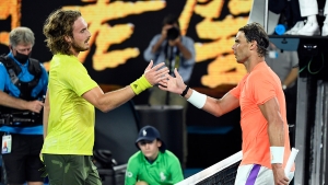 Vence Tsitsipas a Nadal en Australia