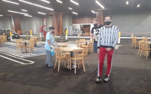 Centro comercial Angelópolis transforma estacionamiento en comedor