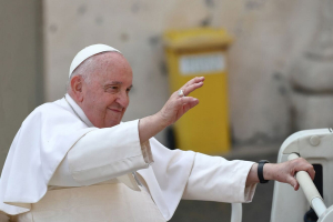 El papa Francisco mejora progresivamente tras ser hospitalizado