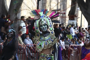 Disfrutan miles de familias y turistas “Desfile de Catrinas” del gobierno estatal
