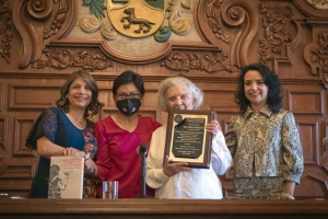 Elena Poniatowska asiste a la presentación del libro de Diana Hernández Escritora feminista, periodista nómade