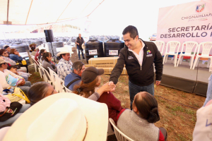 Lorenzo Rivera entrega apoyos a más de 400 familias beneficiarias de programas municipales.