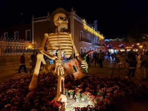 Catrinas gigantes de Atlixco atraen a 15 mil turistas en tres días