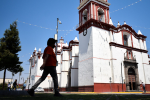 Iglesias de San Pedro Cholula se alistan para recibir a miles de fieles católicos.