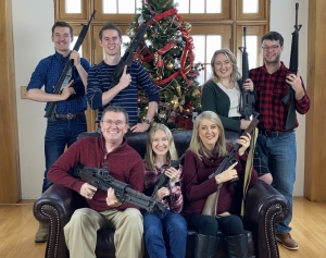 Congresista de EEUU posó para foto navideña con su familia con armas
