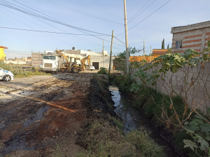 Continúan con los trabajos de mantenimiento preventivo de los canales pluviales.