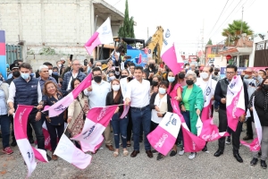 Vecinos ponen manos a la obra con el Ayuntamiento para mejorar su calle