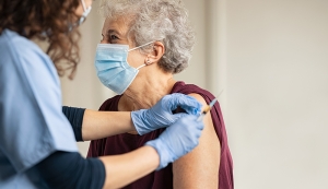 Cuarta dosis de vacuna protege 3 veces más a mayores de 60 años