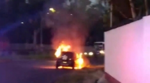 Vehículo familiar se incendia en Puebla capital