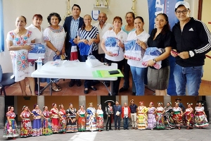 El ballet folklórico -ASPABUAP recibe uniformes para representar en concurso nacional en Tlaxcala