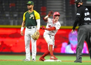 Los Diablos Rojos del México derrota a los Pericos de Puebla