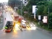 Checa cómo embiste camión a coches en Indonesia