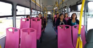Aprueban en Comisión del Congreso reservar asientos para mujeres en transporte público