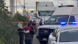 Matan a conductor de un tráiler y lo dejan abandonado en su unidad en Periférico Ecológico