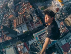 Youtuber escala antena de la Torre Latinoamericana; ya lo buscan en CDMX