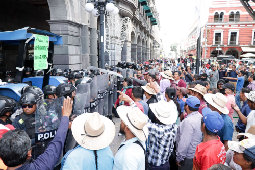 Habitantes de La Resurrección realizan manifestación en las afueras del Ayto de Puebla