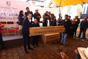 Lorenzo Rivera realiza entrega de calentadores solares favoreciendo a cientos de familias