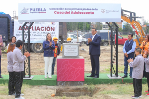 Colocan primera piedra de la Casa del Adolescente.