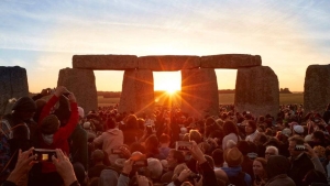 Miles celebran en paz y armonía el solsticio de verano en Stonehenge
