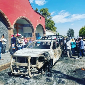 Pobladores de Calpan queman vehículos como protesta por incremento de la delincuencia