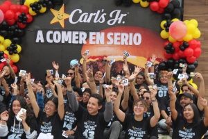 Jóvenes hacen larga fila en Carls Jr para obtener hamburguesas gratis por un año en Puebla