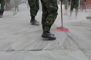 En San Pedro Cholula existen tres contenedores para colocar la ceniza del Popocatépetl.