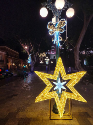 INICIA COLOCACIÓN DE ADORNOS NAVIDEÑOS EN LA CAPITAL POBLANA